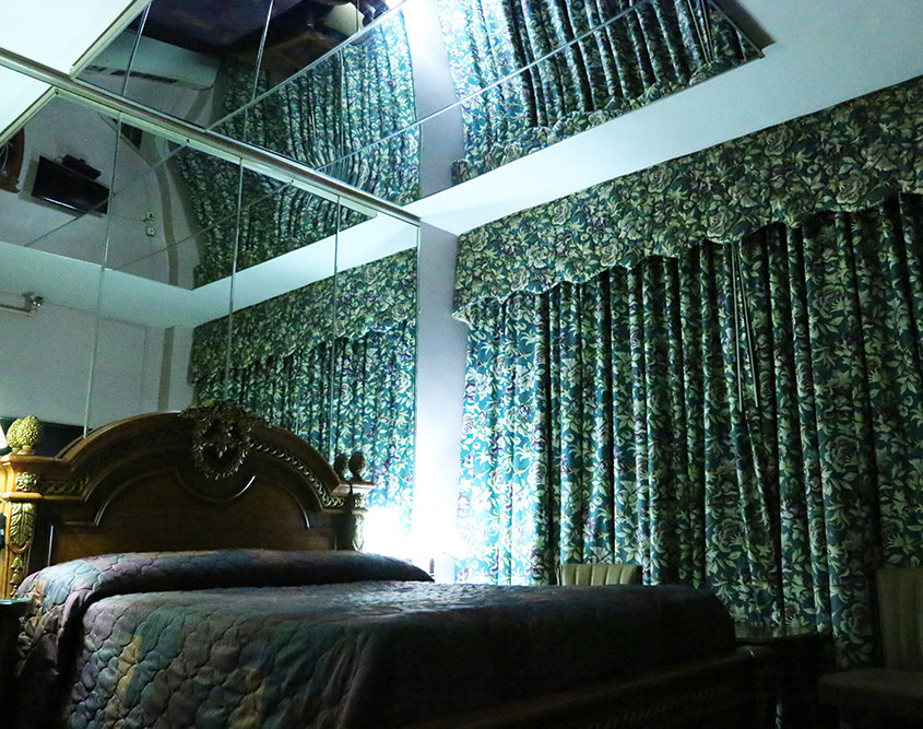 Love Nest Room with Ceiling Mirror